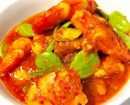 Petai oder Pete mit Shrimp, gekocht mit pürierter roter Chili. Dieses Essen wird Balado Udang Pete genannt, isoliert bei der Zubereitung des Abendessens. Selektiver Fokus.