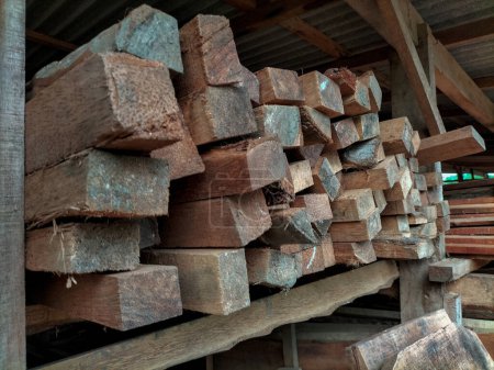 Montón de tablones de madera aserrada o madera aserrada en un sitio de construcción. Enfoque selectivo.