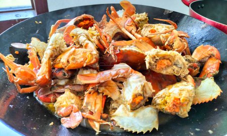 Selektive Fokussierung. Krabbe in Padang-Sauce oder Padang-Krabbe (indonesisch: Kepiting saus Padang) auf der Pfanne.