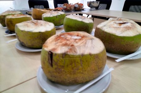 Prêt à servir. La noix de coco contient l'une des formes les plus pures d'eau naturelle au monde. Concentration sélective.