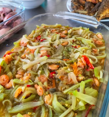 Selektiver Fokus. Gebratenes Chayote ist ein Gericht, das aus Chayote, Garnelen und Eiern besteht und durch Sautieren zubereitet wird. Serviert auf einem Teller. Indonesisches Essen.