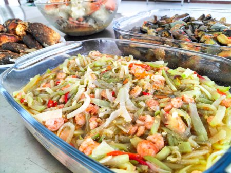 Selektiver Fokus. Gebratenes Chayote ist ein Gericht, das aus Chayote, Garnelen und Eiern besteht und durch Sautieren zubereitet wird. Serviert auf einem Teller. Indonesisches Essen.