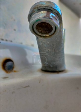 Wasserhahn und Wassertropfen. Clouse-up. Wasserhahn mit Tropfen. Teil eines alten Wasserhahns im Badezimmer. 
