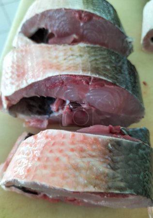 Frischer Vollmilchfisch und Schnittmilchfisch auf dem Markt. Selektiver Fokus.