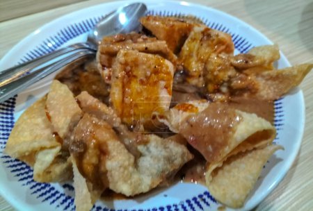 Nahaufnahme von Batagor. Batagor ist ein Akronym für Bakso tahu goreng (Fleischbällchen und gebratener Tofu) traditionelle Nahrungsmittel aus Bandung, Westjava, Indonesien.