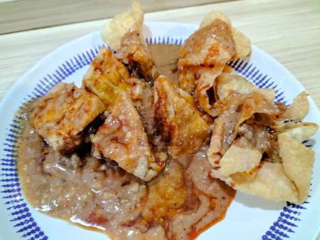 Nahaufnahme von Batagor. Batagor ist ein Akronym für Bakso tahu goreng (Fleischbällchen und gebratener Tofu) traditionelle Nahrungsmittel aus Bandung, Westjava, Indonesien.