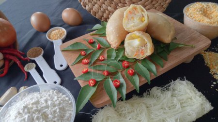 Gebratene Pastelle gefüllt mit Vermicelli. Gebratene Pastelle oder Pastel Goreng sind eine in Indonesien beliebte Art von Gebäck. Selektiver Fokus.