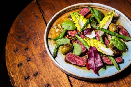 Téléchargez les photos : Tataki de boeuf polonais, marbré et premium avec légumes frais et demi-glace - en image libre de droit