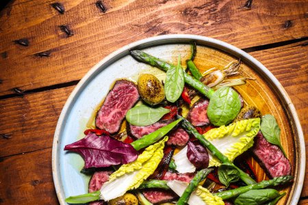 Téléchargez les photos : Tataki de boeuf polonais, marbré et premium avec légumes frais et demi-glace - en image libre de droit