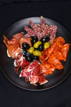 Téléchargez les photos : Set od Spanish premium meat cold cuts- Jamon Serrano, Jamon Iberico, Fuet, Chorizo - en image libre de droit