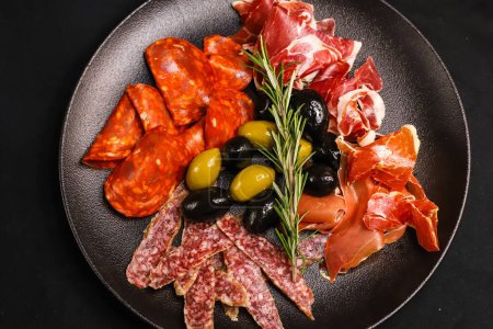 Téléchargez les photos : Set od Spanish premium meat cold cuts- Jamon Serrano, Jamon Iberico, Fuet, Chorizo - en image libre de droit