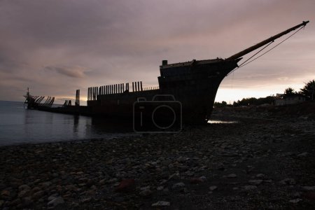Téléchargez les photos : Naufrage au coucher du soleil Lord Lonsdale naufrage - en image libre de droit