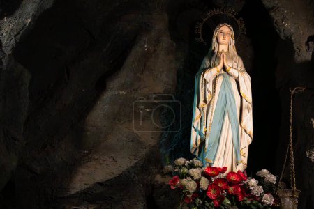 Foto de Virgen María estatua dentro de una iglesia - Imagen libre de derechos