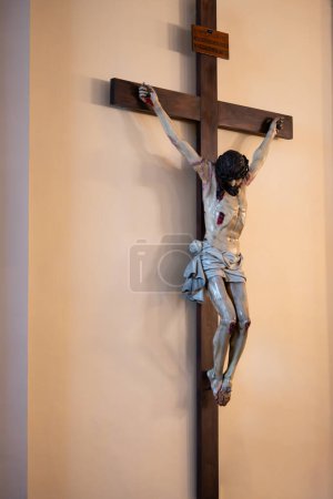 Foto de Jesús en la cruz dentro de una iglesia - Imagen libre de derechos