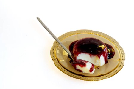 Maisstärke-Dessert mit Rotweinsoße, chilenisches Dessert, Essen auf weißem Hintergrund