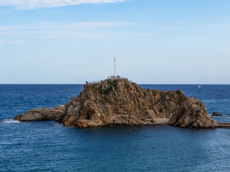 Téléchargez les photos : Le rocher emblématique de La Palomera sur la Costa Brava, avec des visiteurs profitant de la vue panoramique sur la mer. Rocher au milieu de la mer - en image libre de droit