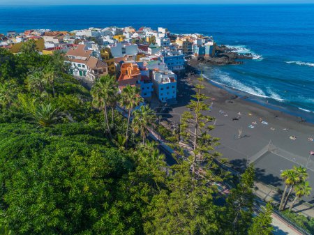 Téléchargez les photos : Vue depuis drone volant.Paysage urbain panoramique de la vieille ville de Punta Brava, près de la ville de Puerto de la Cruz. - en image libre de droit