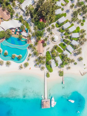 Blick von einer fliegenden Drohne auf den Luxusstrand vor dem Hintergrund der Schönheit des Meeres mit Korallenriffen.