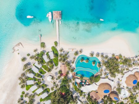 Téléchargez les photos : Vue depuis un drone volant de la plage de luxe sur fond de beauté de la mer avec récifs coralliens. - en image libre de droit