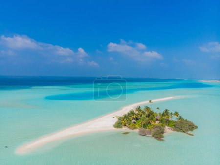 Foto de Vista desde un dron volador de la playa de lujo sobre el fondo de la belleza del mar con arrecifes de coral. - Imagen libre de derechos