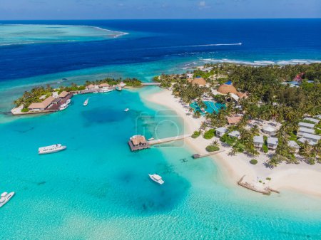 Foto de Vista desde un dron volador de la playa de lujo sobre el fondo de la belleza del mar con arrecifes de coral. - Imagen libre de derechos