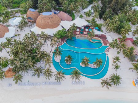 Téléchargez les photos : Vue depuis un drone volant de la plage de luxe sur fond de beauté de la mer avec récifs coralliens. - en image libre de droit
