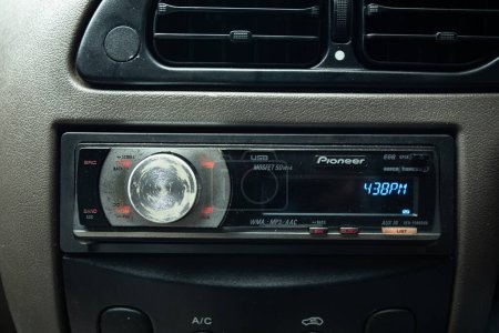 Foto de Primer plano del panel de control en el interior del coche con radio - Imagen libre de derechos
