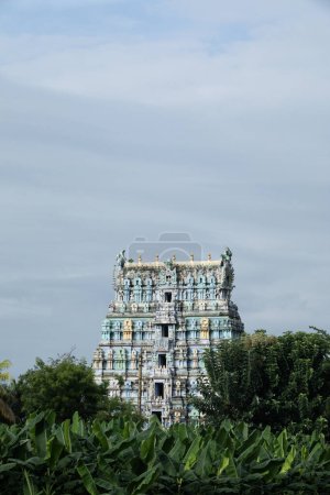 Foto de Sereno Templo Hindú en la Selva Cheranmahadevi - Imagen libre de derechos