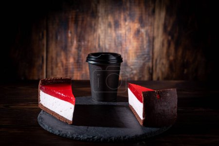 Téléchargez les photos : Cardboard cup of coffee and biscuits. Coffee and cake on a slate tray. Serving coffee in a coffee shop. Front view. - en image libre de droit