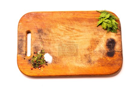 Téléchargez les photos : Une vieille planche à découper de cuisine. Planche de cuisine avec épices et herbes. Vue d'en haut sous un angle. - en image libre de droit