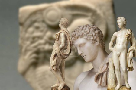 Darstellung authentischer Statuen des antiken Roms von Merkur, dem Gott der Wanderer, Reisenden, Diebe und Boten. 