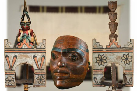 Foto de Arte nativo americano - Objetos ceremoniales (máscara, sonajero, tótem, casco) - Imagen libre de derechos