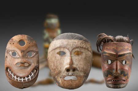 Téléchargez les photos : Art amérindien - Quatre spécimens de masques rituels - en image libre de droit