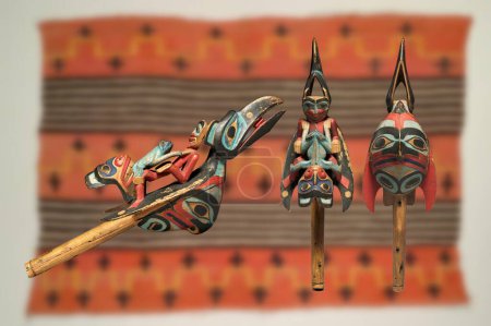 Foto de Arte nativo americano: sonajero en forma de cuervo utilizado por los chamanes durante las ceremonias - Imagen libre de derechos