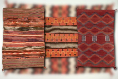 Foto de Arte nativo americano - Algunas hermosas mantas multicolores de la tribu Navajo - Imagen libre de derechos