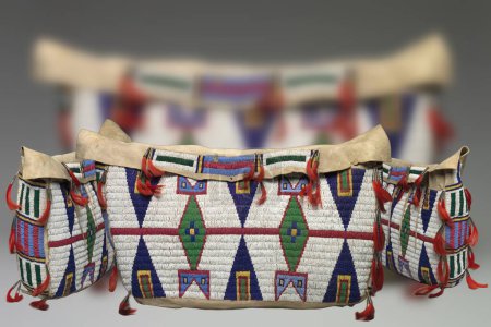 Foto de Arte Nativo Americano Hermosa bolsa de almacenamiento multicolor de la tribu Sioux - Imagen libre de derechos