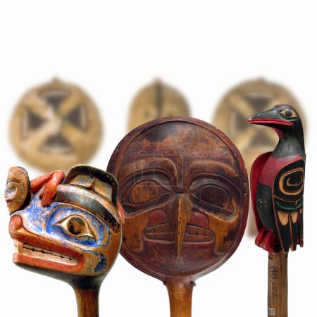 Foto de Arte nativo de América del Norte - tres hermosos especímenes de sonajeros nativos americanos - Imagen libre de derechos