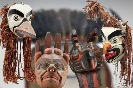 Téléchargez les photos : Native North America Art - trois spécimens de masques rituels - en image libre de droit