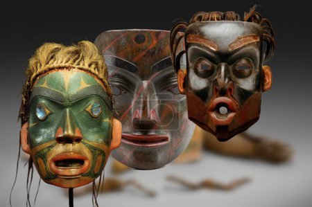 Arte nativo de América del Norte - tres especímenes de máscaras rituales