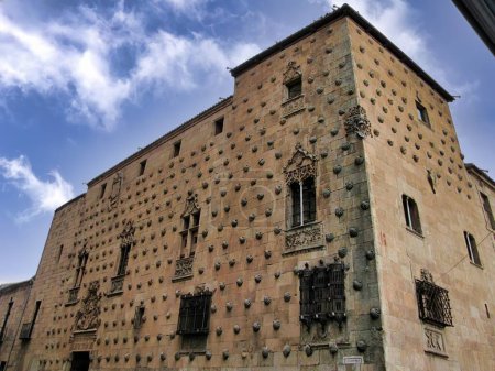Foto de Salamanca (España) Edificio medieval de Casa de las Conchas decorado con conchas de estuco - Imagen libre de derechos