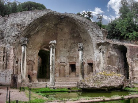 Foto de Construido por el emperador romano Adriano, Villa de Adriano (Tivoli, Roma) es uno de los sitios arqueológicos más bellos de la antigua Roma - Imagen libre de derechos