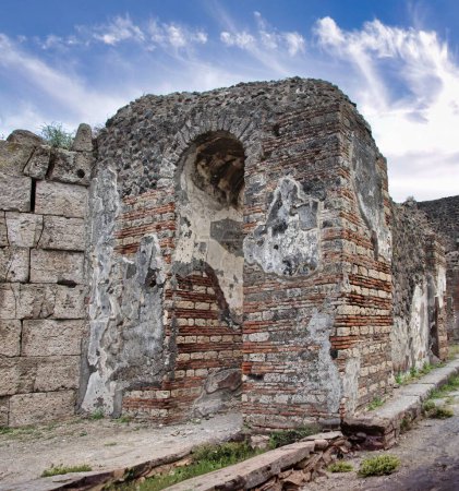 La Necrópolis de Porta Ercolano es un cementerio fuera de Porta Ercolano de Pompeya (Italia), fue utilizado desde la fundación de Pompeya, mostrando las prácticas funerarias más comunes de la época. 