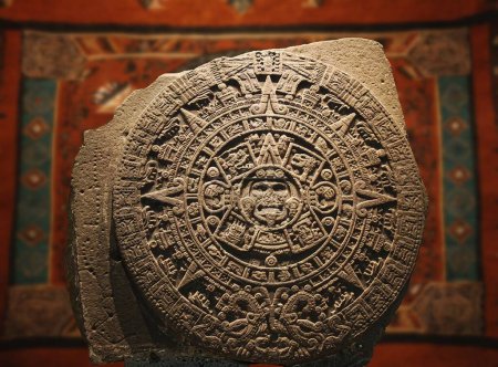 Téléchargez les photos : La pierre solaire aztèque, aussi appelée pierre calendrier, est une sculpture aztèque qui est probablement l'œuvre la plus célèbre de la sculpture mexicaine, elle représente le symbolisme de la cosmologie et de la religion aztèques.. - en image libre de droit