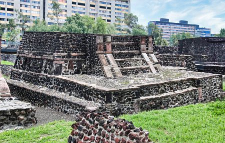 Foto de Tlatelolco era una ciudad importante del Imperio Azteca Antiguo, cerca de la ciudad más grande de Tenochtitlan (actual Ciudad de México). Se hizo famoso por su animado mercado, el más grande de todo el centro de México - Imagen libre de derechos