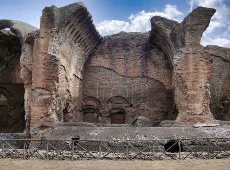 Erbaut vom römischen Kaiser Hadrian, ist Hadrians Villa (Tivoli, Rom) eine der schönsten archäologischen Stätten des antiken Roms  