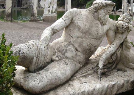 Les merveilleuses sculptures classiques qui ornent Villa Adriana (Villa Hadrien) site archéologique de l'UNESCO à Tivoli - Rome - Latium - Italie