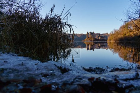 Téléchargez les photos : Beau château de Val sous un ciel bleu avec une parfaite réflexion sur l'eau, tourisme France - en image libre de droit