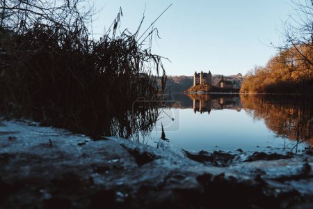 Téléchargez les photos : Beau château de Val sous un ciel bleu avec une parfaite réflexion sur l'eau, édité, France tourisme - en image libre de droit