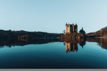 Beau château de Val sous un ciel bleu avec une parfaite réflexion sur l'eau, tourisme France