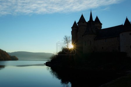 Beau château de Val sous un ciel bleu avec un coucher de soleil qui révèle la forme du château, tourisme France
